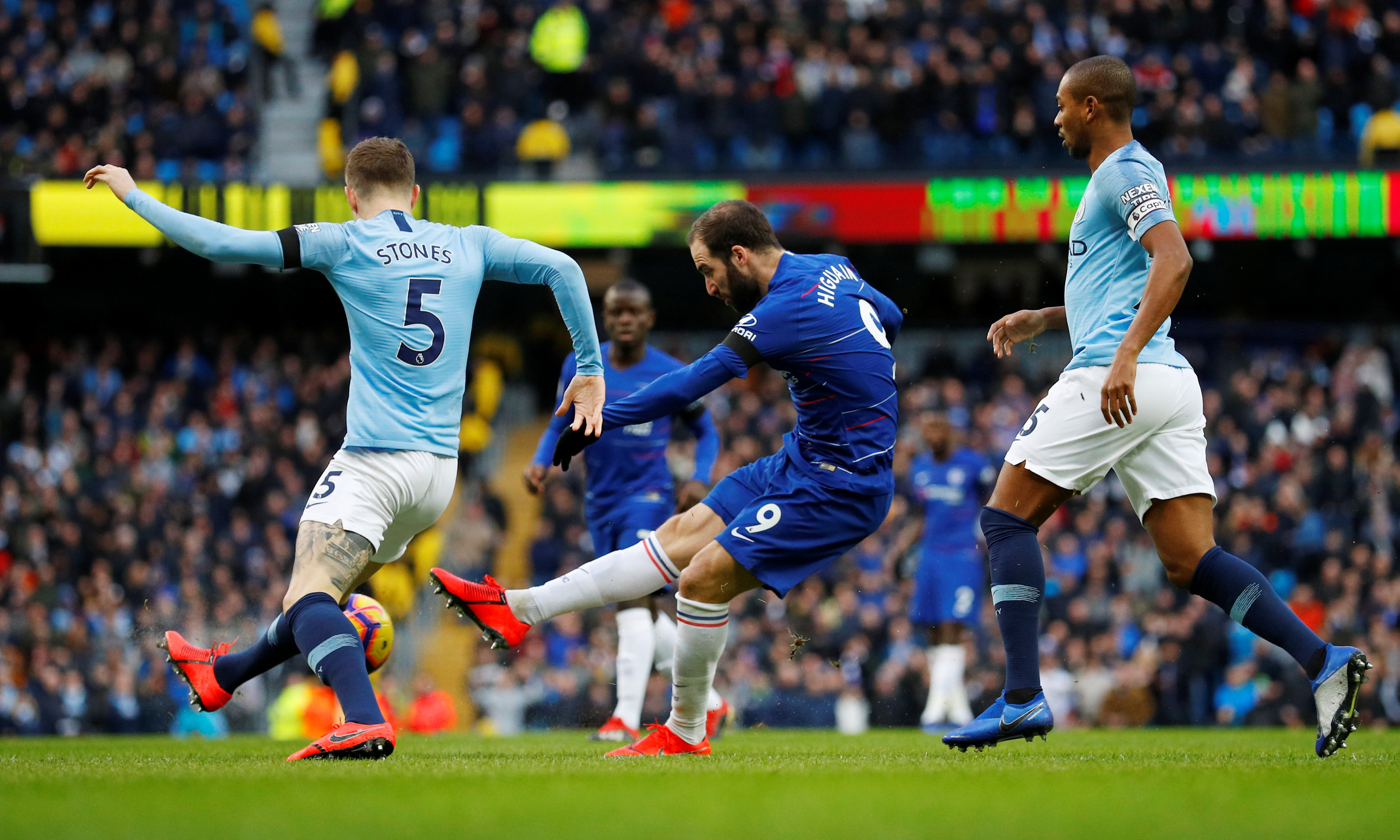 克罗斯评历史最佳11人：C罗左边锋，梅西前腰，马尔蒂尼入选（克罗斯评历史最佳阵容：C罗踢左翼，梅西任前腰，马尔蒂尼在列）