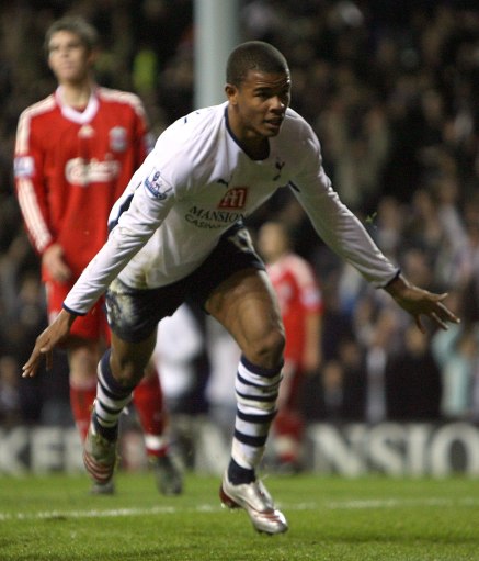 莲湖区机场小学：飞翔少年勇拼搏 绿茵场上展风采（莲湖区机场小学：逐梦少年勇争先 绿茵赛场绽风华）